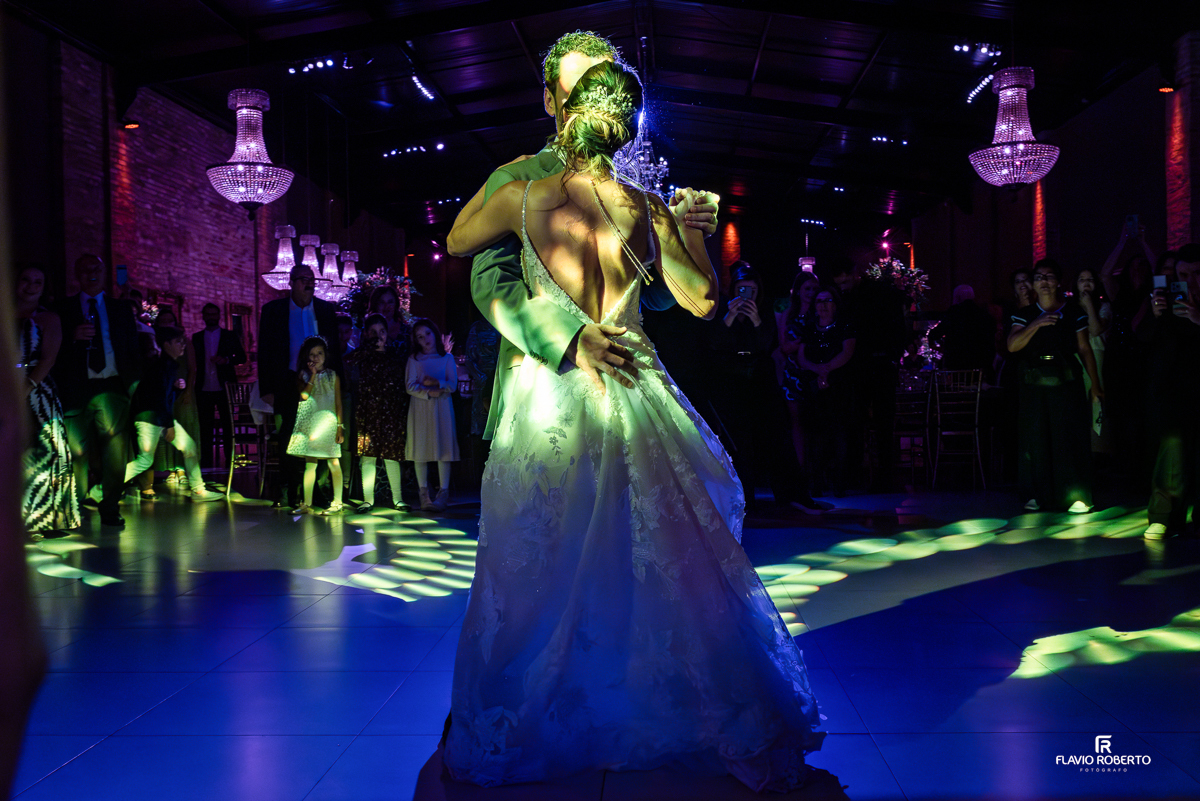 Dança dos noivos durante Casamento no Villa Lyon em Taubaté.