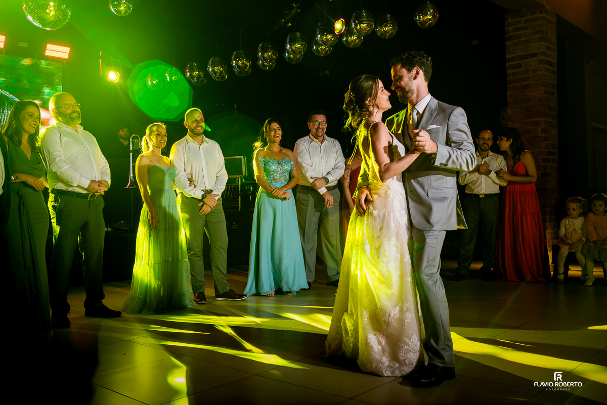 Dança dos noivos durante Casamento no Villa Lyon em Taubaté.