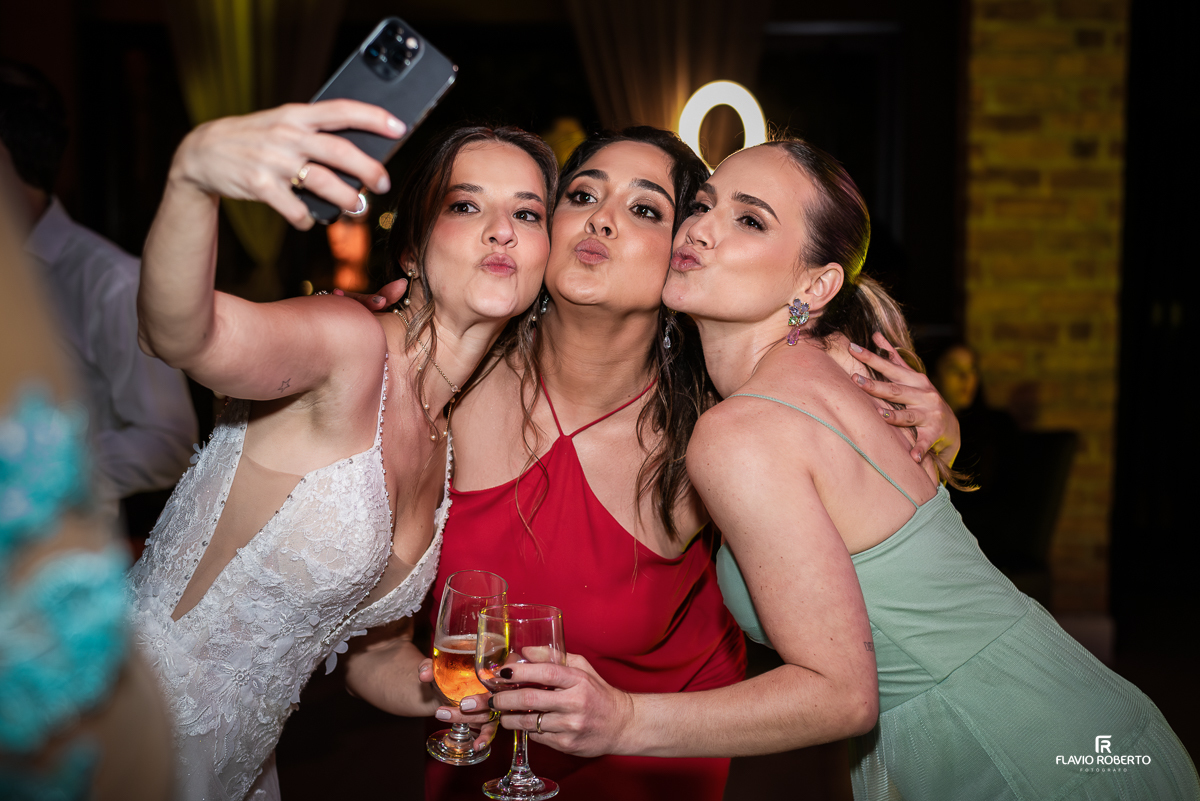 Noivos e Convidados se divertindo durante a balada de Casamento no Villa Lyon em Taubaté.