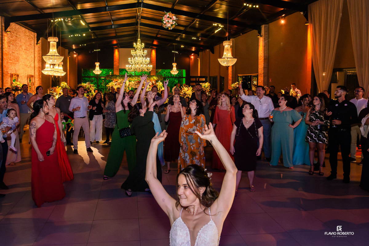 Momentos do Casamento da Laís e Alessandro durante o Casamento no Villa Lyon de Taubaté.