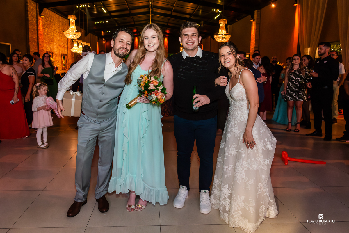 Noivos e Convidados se divertindo durante a balada de Casamento no Villa Lyon em Taubaté.