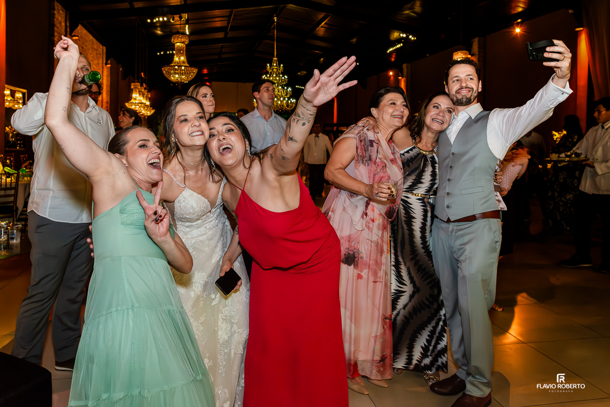 Noivos e Convidados se divertindo durante a balada de Casamento no Villa Lyon em Taubaté.