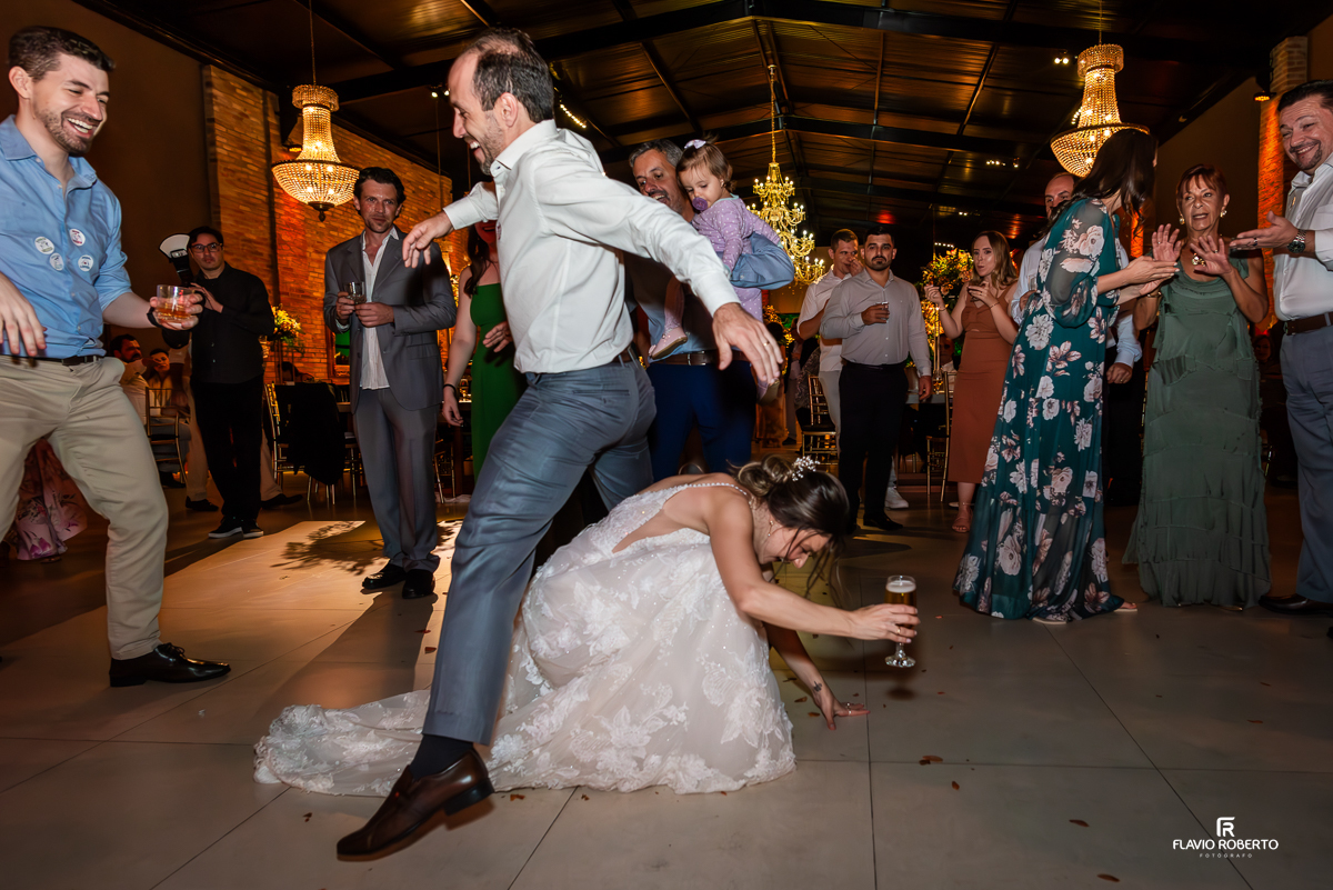 Noivos e Convidados se divertindo durante a balada de Casamento no Villa Lyon em Taubaté.