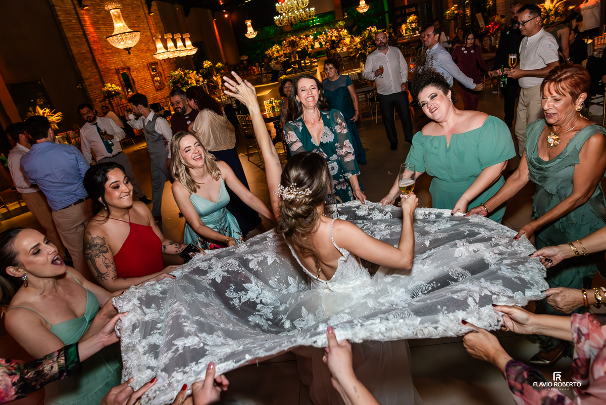 Noivos e Convidados se divertindo durante a balada de Casamento no Villa Lyon em Taubaté.