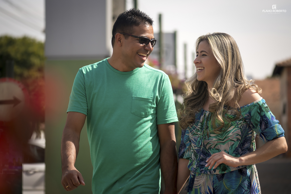casal caminhando na cidade de Holambra durante Ensaio Pre Wedding 