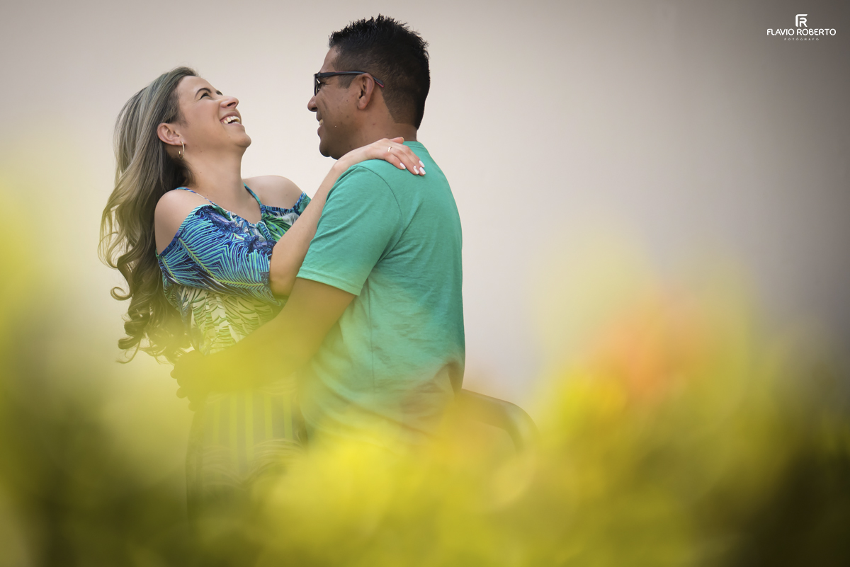 casal abraçado dando risada na cidade de Holambra durante Ensaio Pre Wedding 