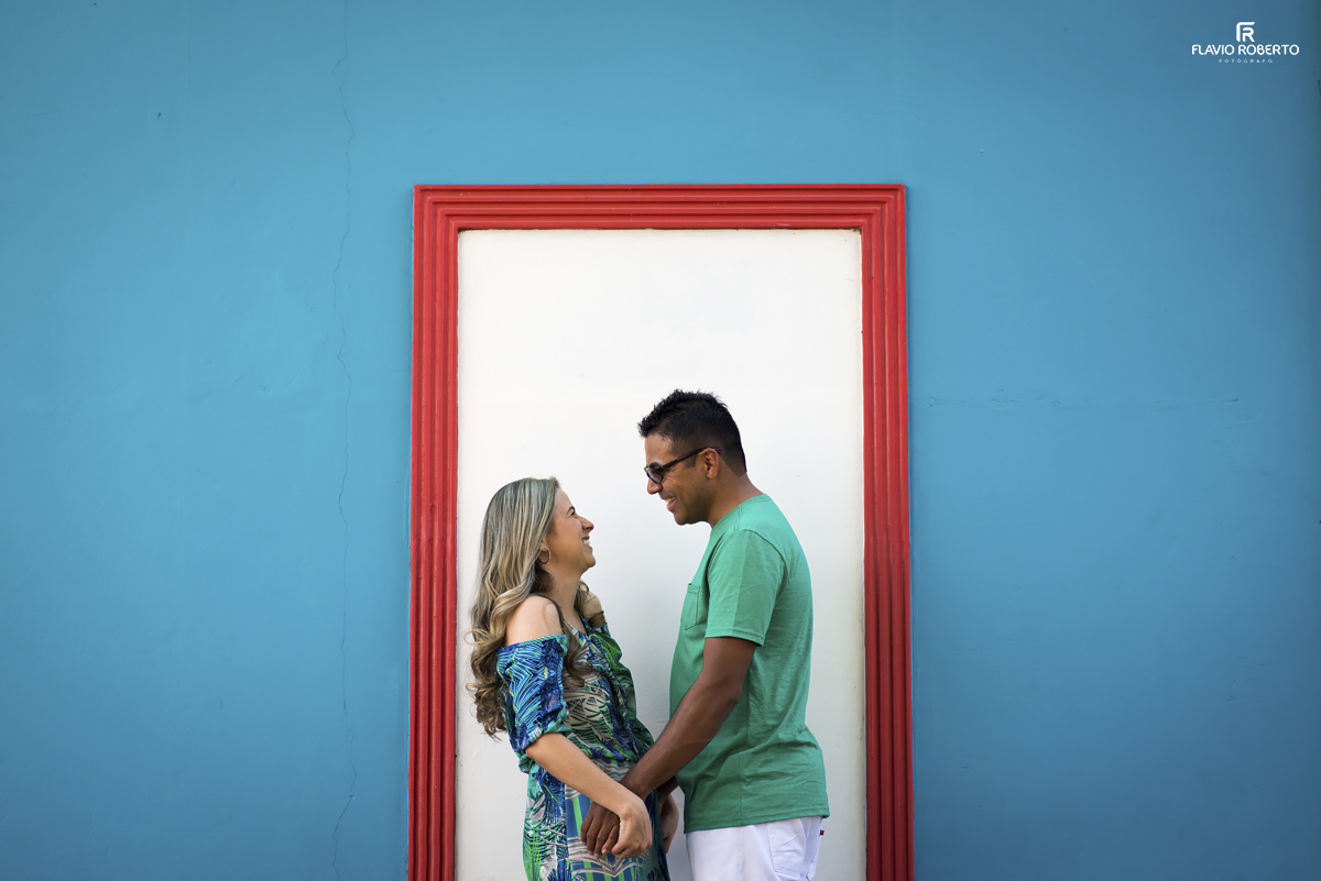 casal de mãos dadas em frente á uma porta na cidade de Holambra durante Ensaio Pre Wedding 