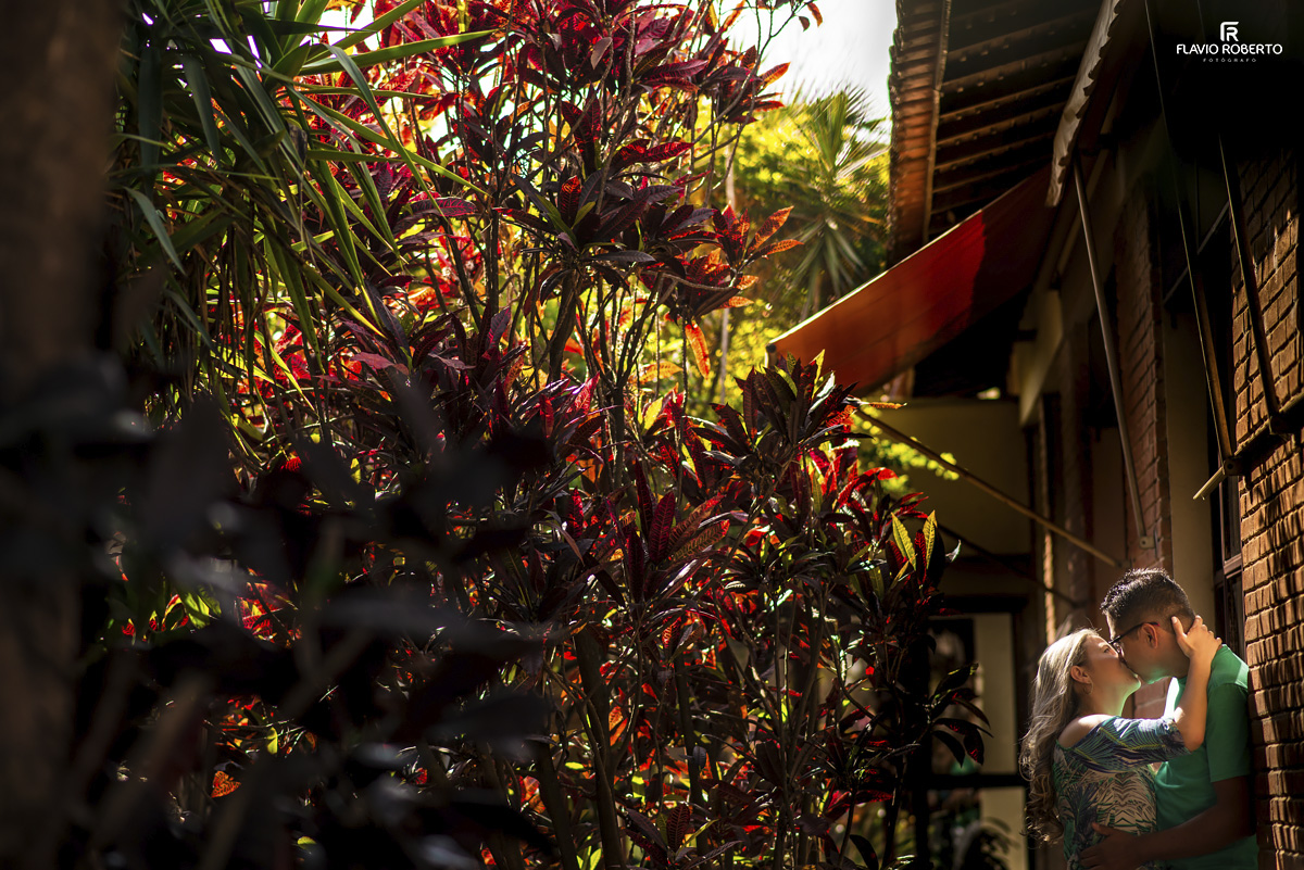 Casal se beijando do lado de uma árvore durante Ensaio Pre Wedding em em Holambra