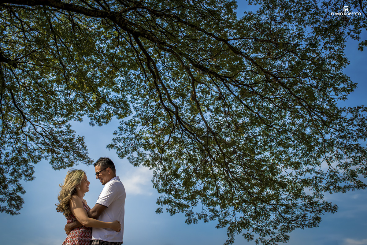 casal abraçado em baixo de uma árvore da cidade de Holambra durante Ensaio Pre Wedding 