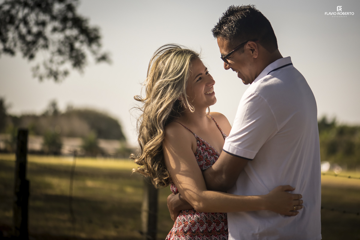 casal abraçado dando risada na cidade de Holambra durante Ensaio Pre Wedding 