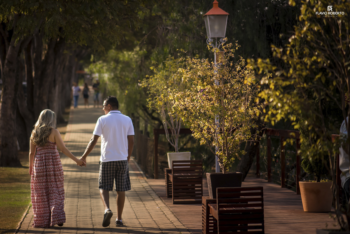 casal caminhando em Holambra