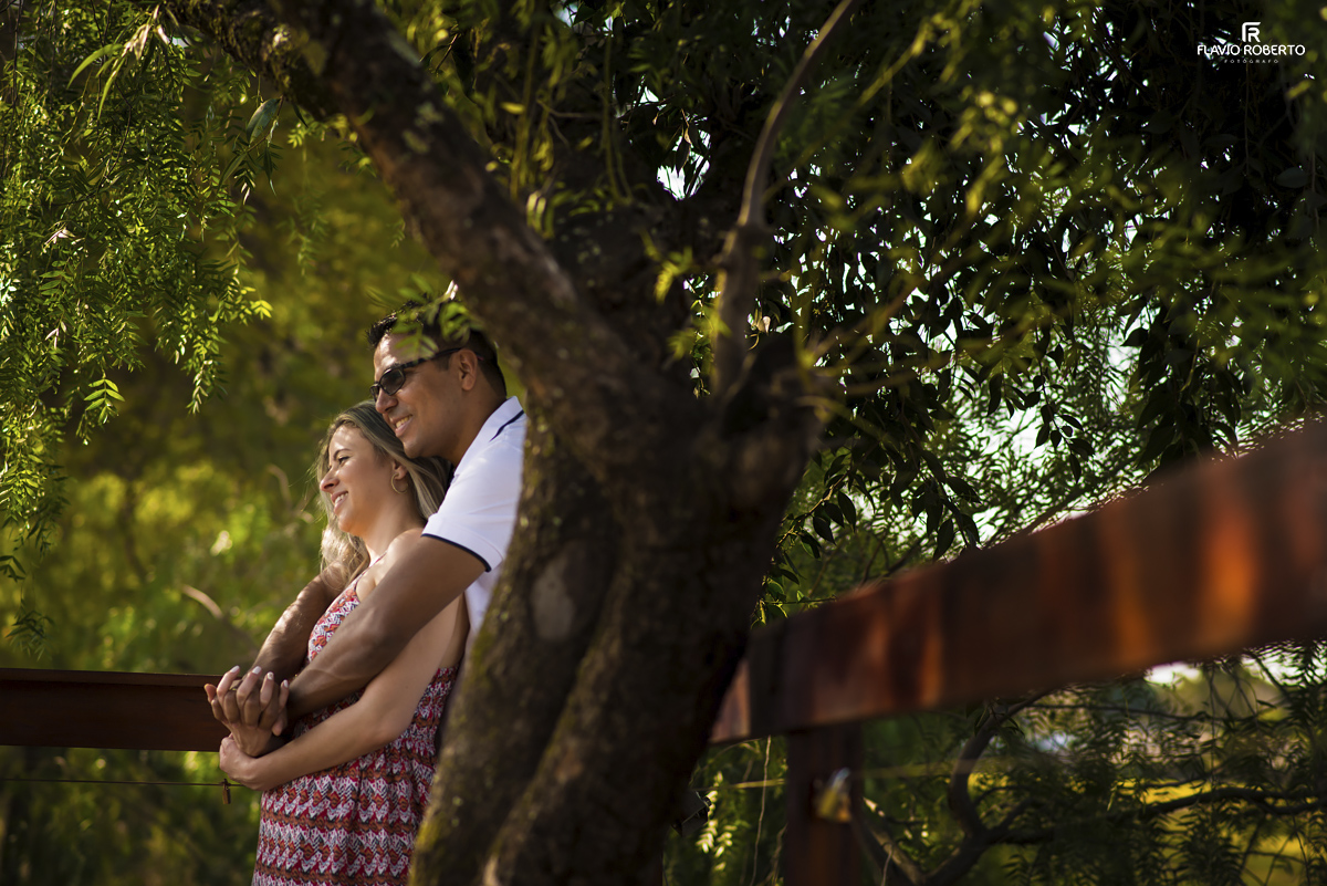 casal abraçado em baixo de uma árvore da cidade de Holambra durante Ensaio Pre Wedding 