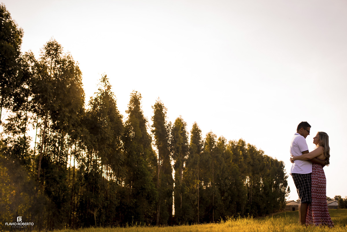 noivos abraçados do lado dos eucaliptos em Holambra
