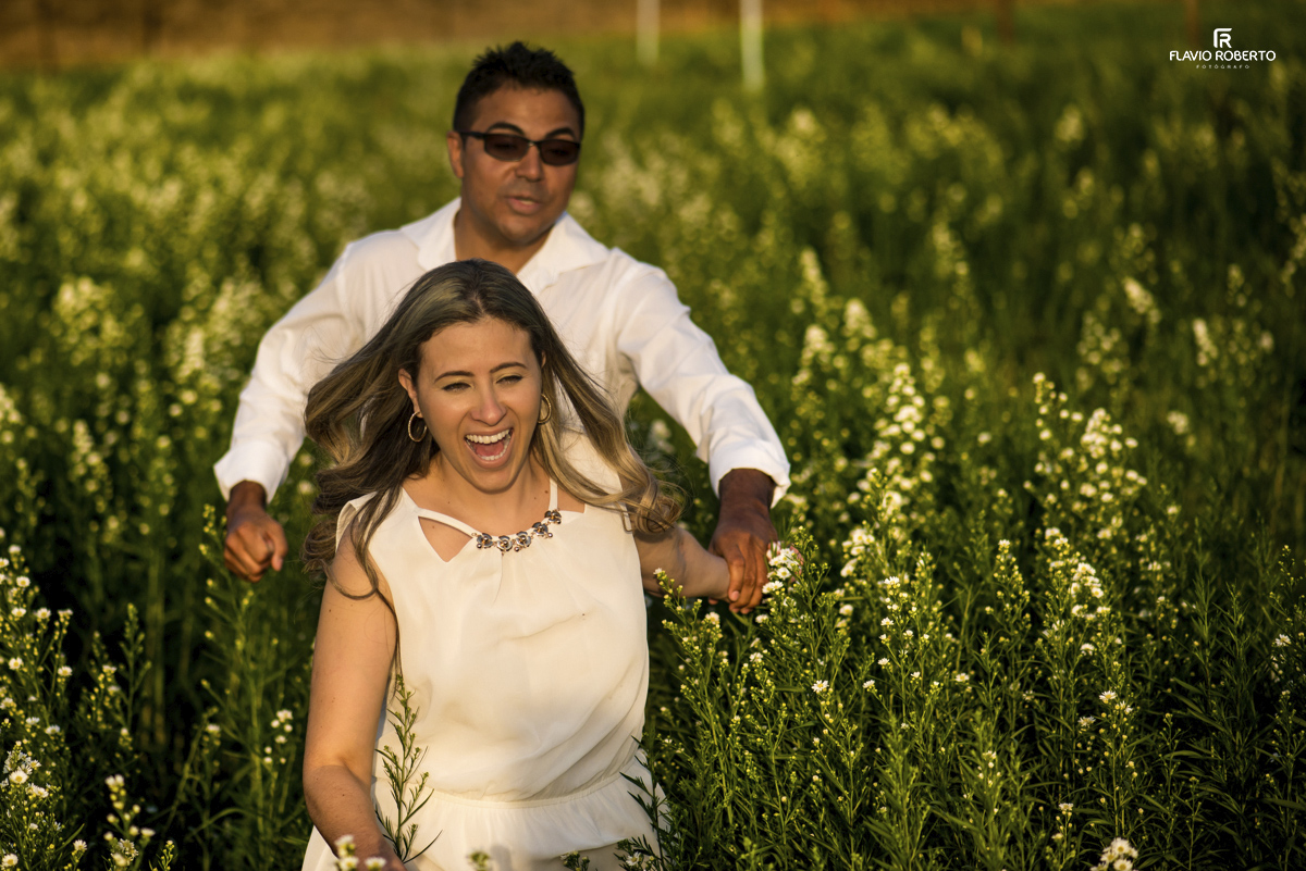 noivos correndo entre as flores durante Ensaio Pre Wedding em Holambra