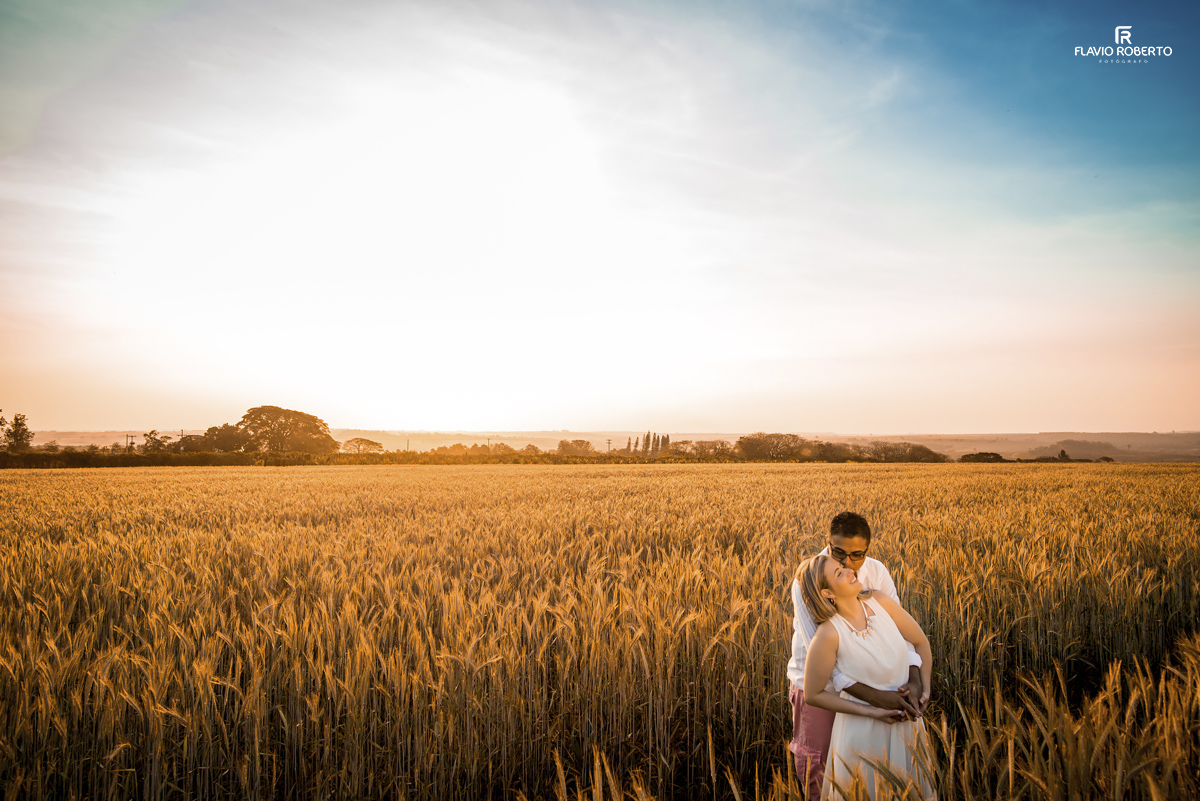 casal abraçado na plantação de trigo durante Ensaio Pre Wedding em Holambra