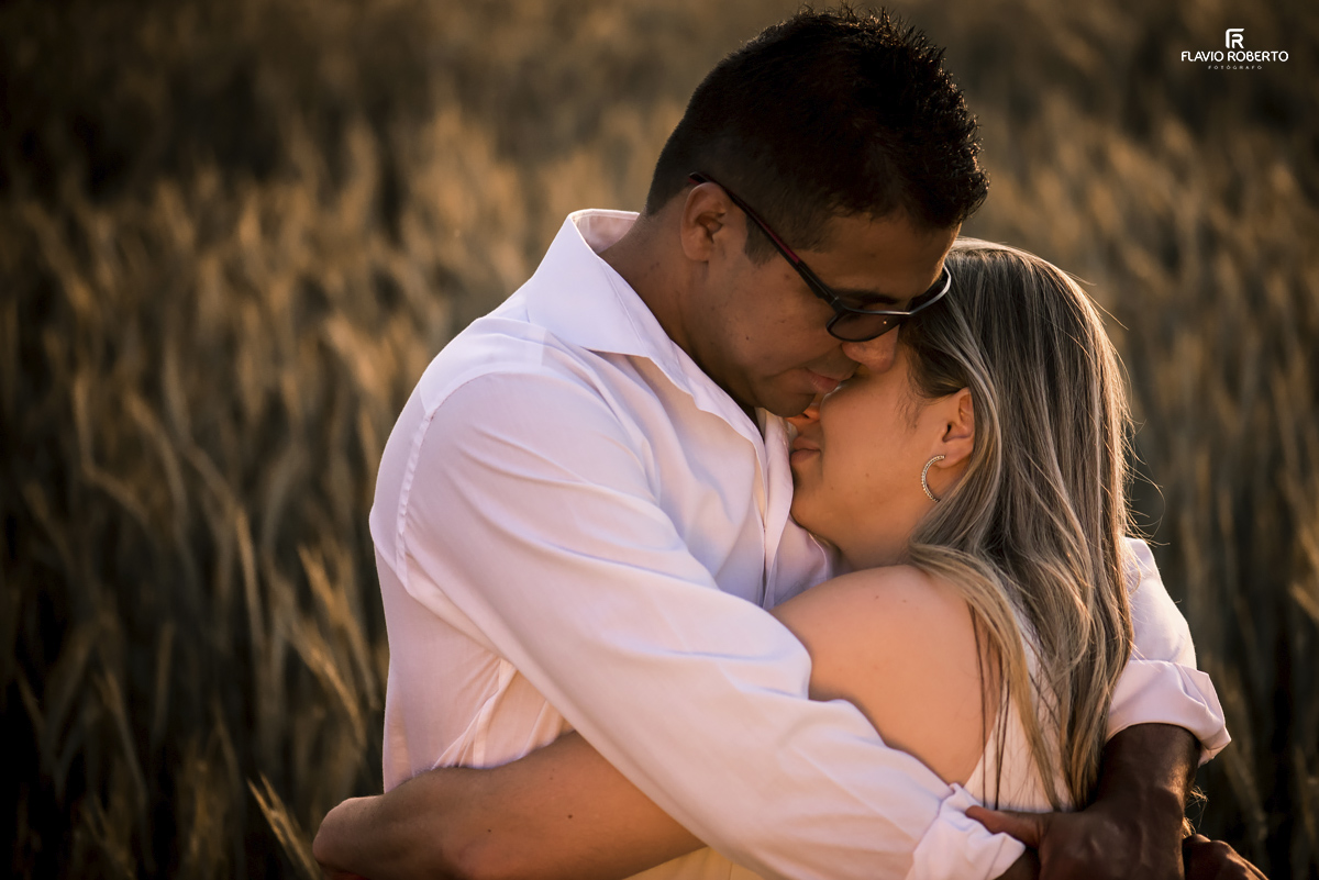 casal abraçado na plantação de trigo durante Ensaio Pre Wedding em Holambra