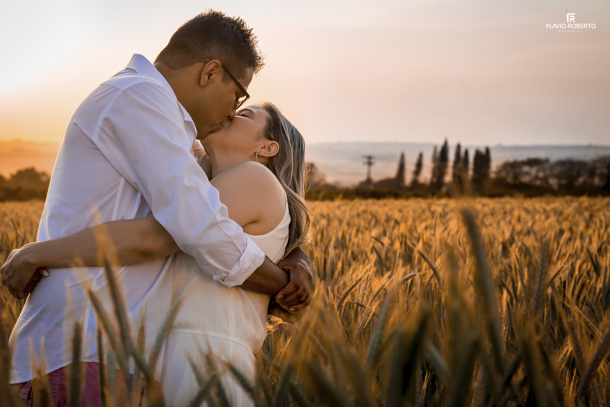 casal abraçado na plantação de trigo durante Ensaio Pre Wedding em Holambra