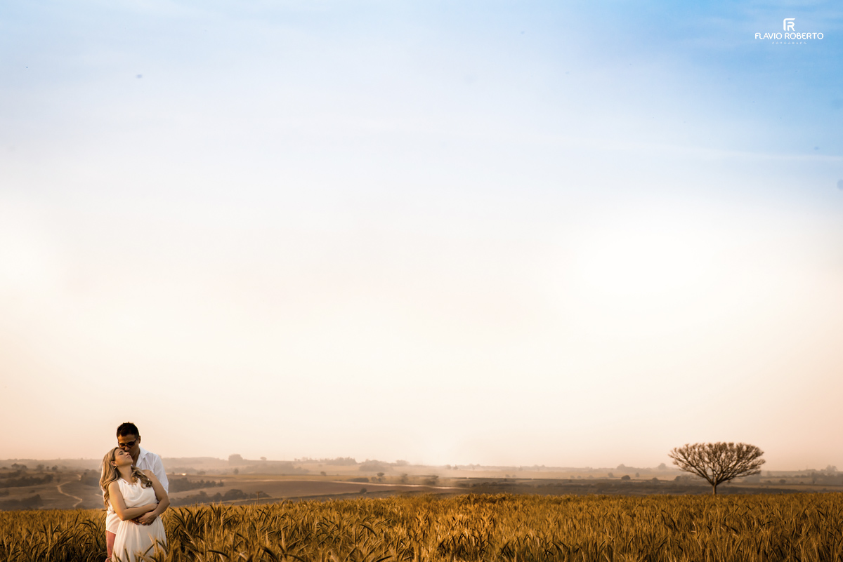 casal abraçado na plantação de trigo durante Ensaio Pre Wedding em Holambra