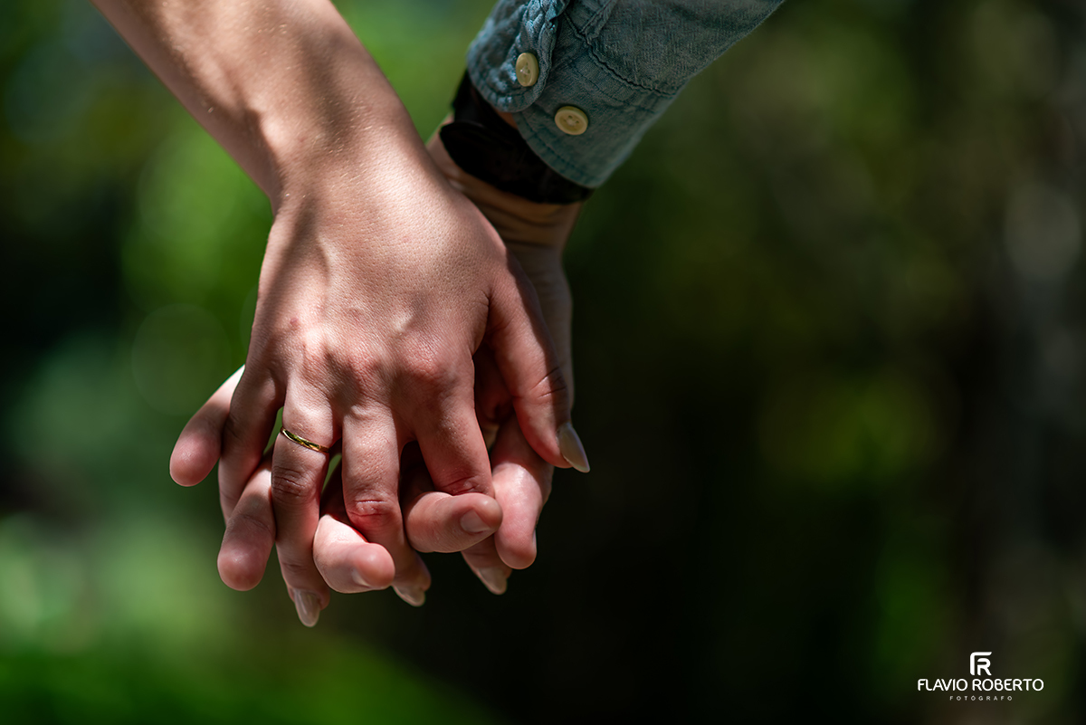 Detalhe das mãos do casal em ensaio pré casamento no Jardim dos Pinhais em SP, região de Campos do Jordão.