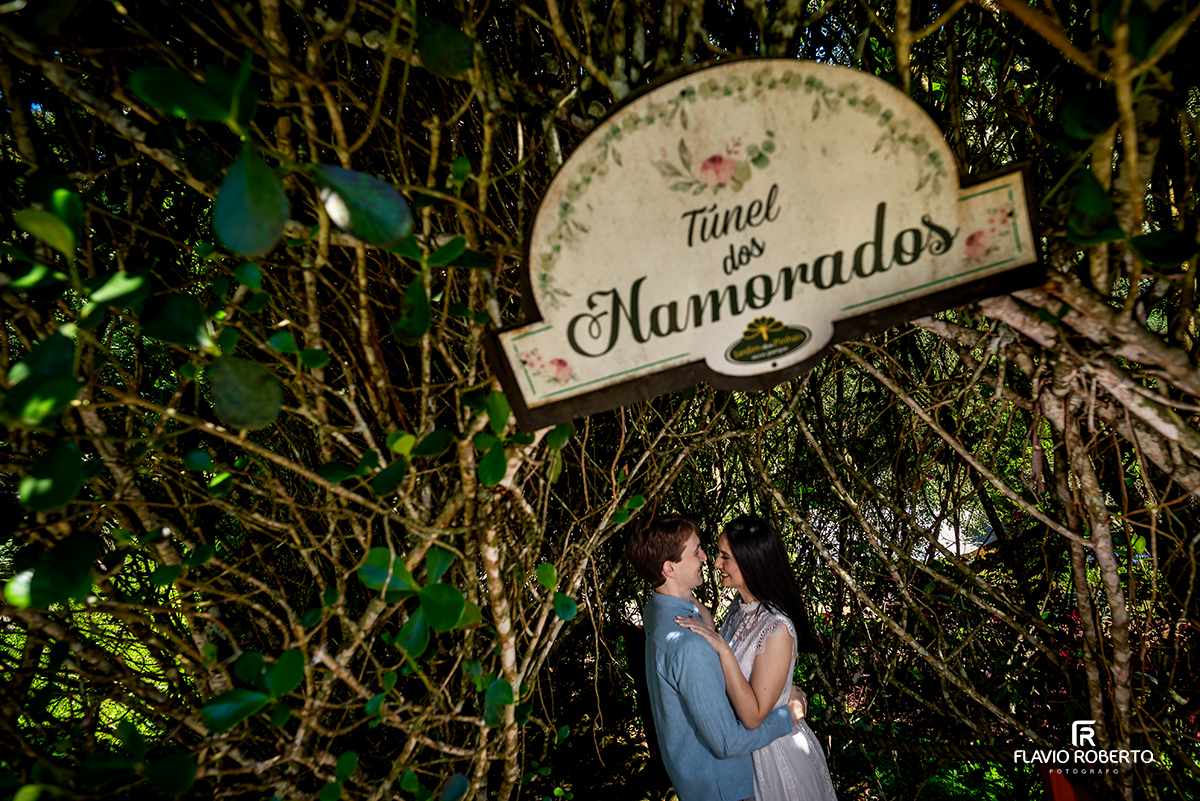 Ensaio pré casamento no Jardim dos Pinhais em SP, casal em túnel romântico cercado por natureza.
