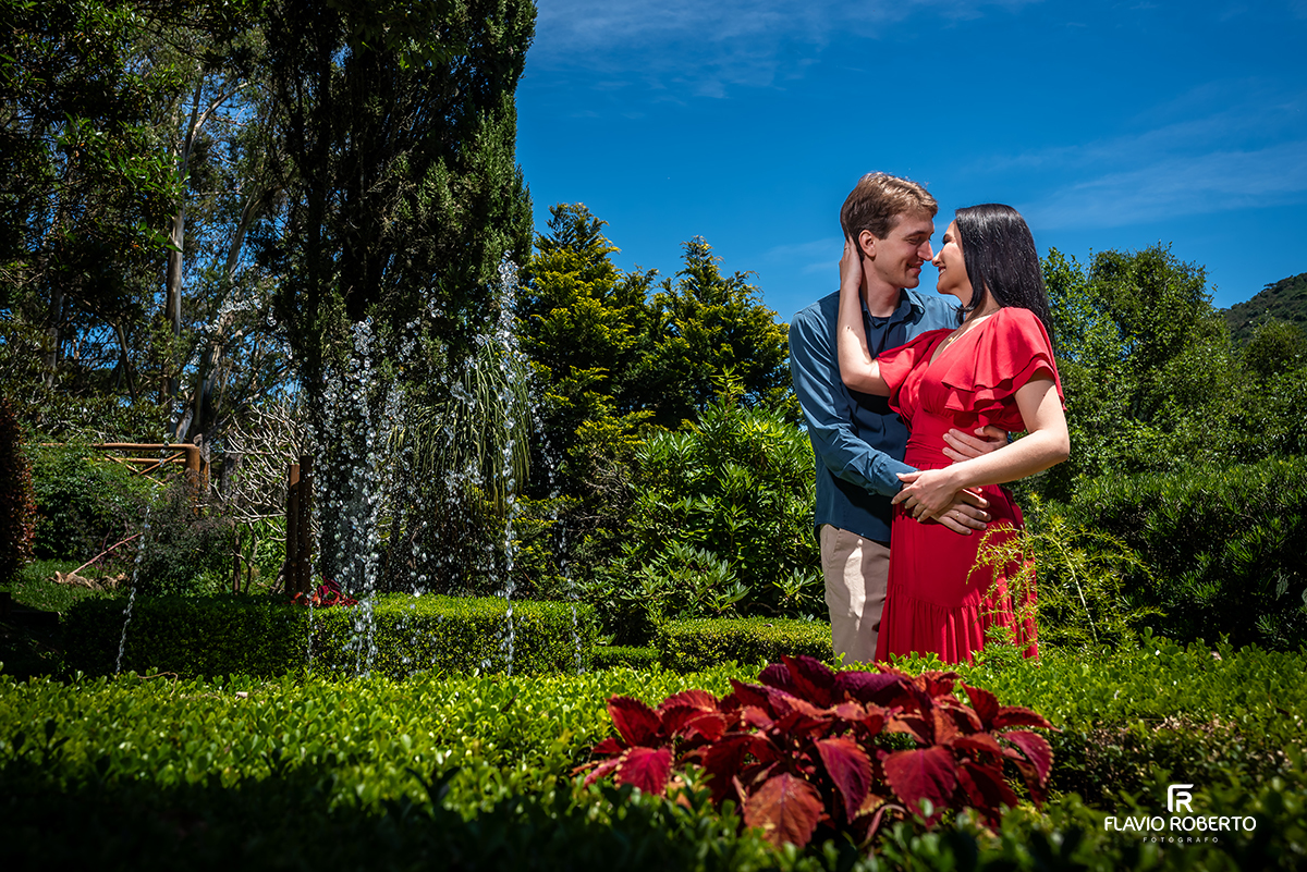 Casal abraçado em meio aos jardins do ensaio pré casamento no Jardim dos Pinhais, Serra da Mantiqueira.