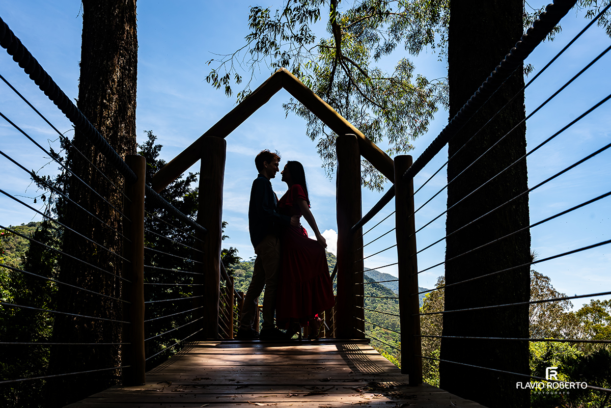 Silhueta do casal na ponte do ensaio pré casamento no Jardim dos Pinhais, Serra da Mantiqueira.