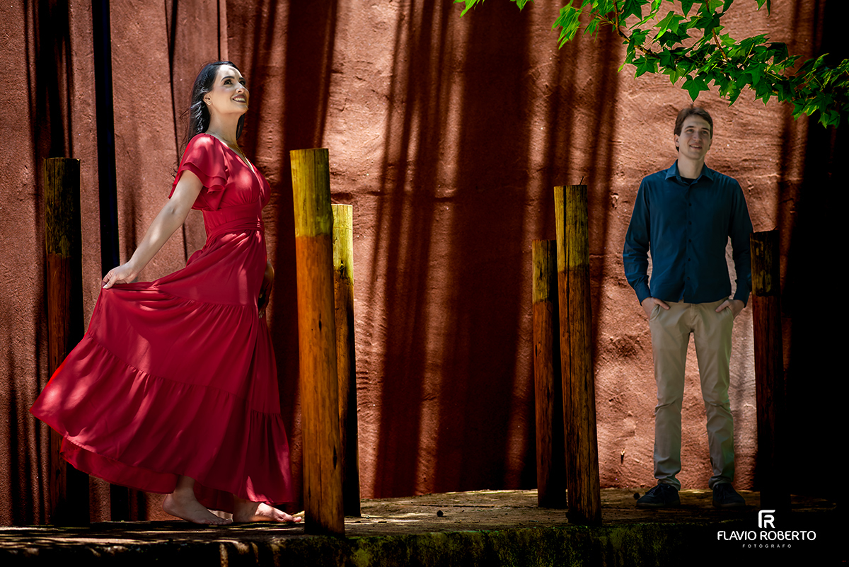 Noiva rodando o vestido vermelho em ensaio pré casamento no Jardim dos Pinhais, Campos do Jordão.