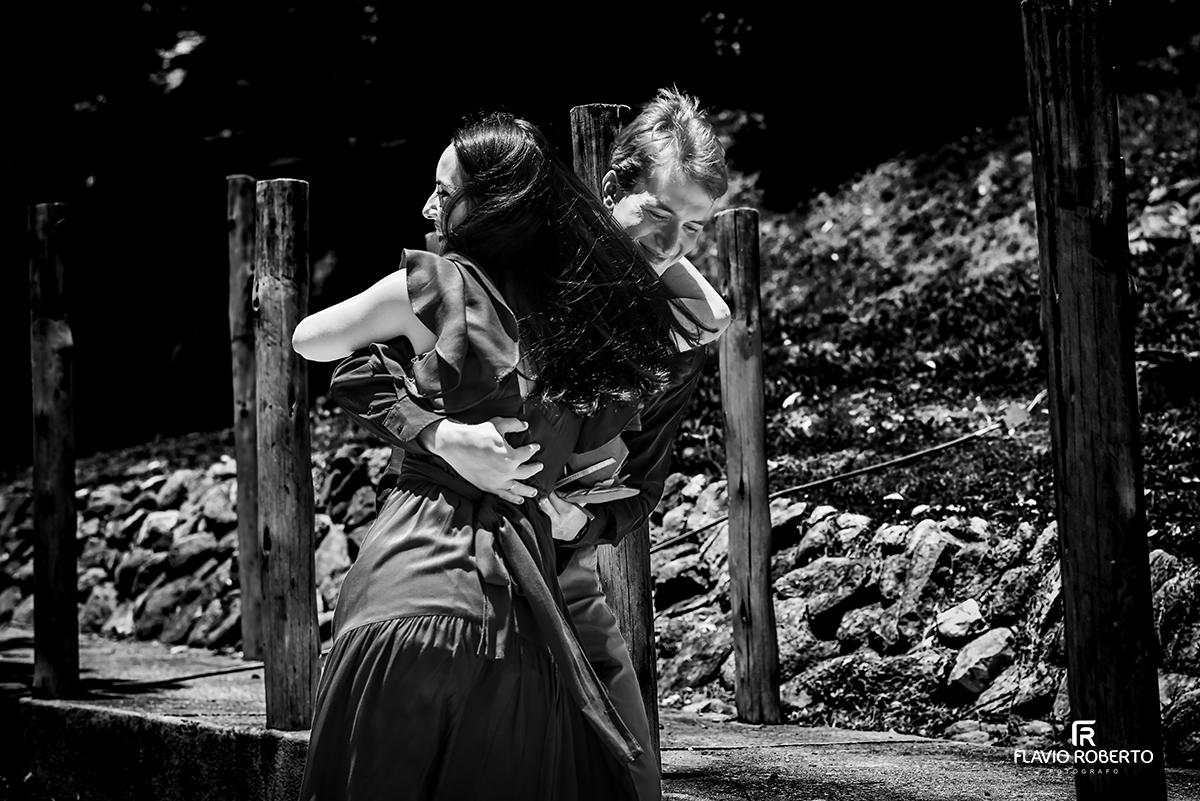 Casal em abraço espontâneo em ensaio pré casamento no Jardim dos Pinhais, Vale do Paraíba.
