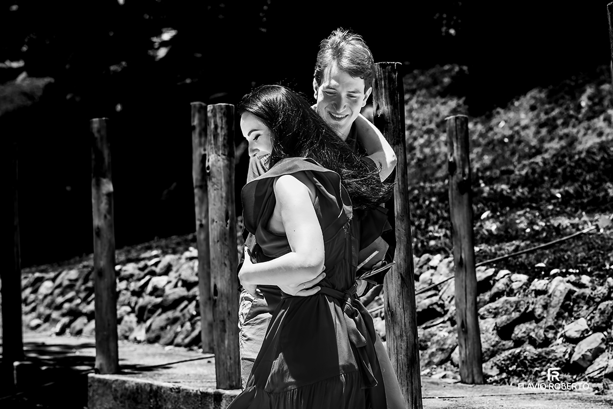 Casal em abraço espontâneo em ensaio pré casamento no Jardim dos Pinhais, Vale do Paraíba.