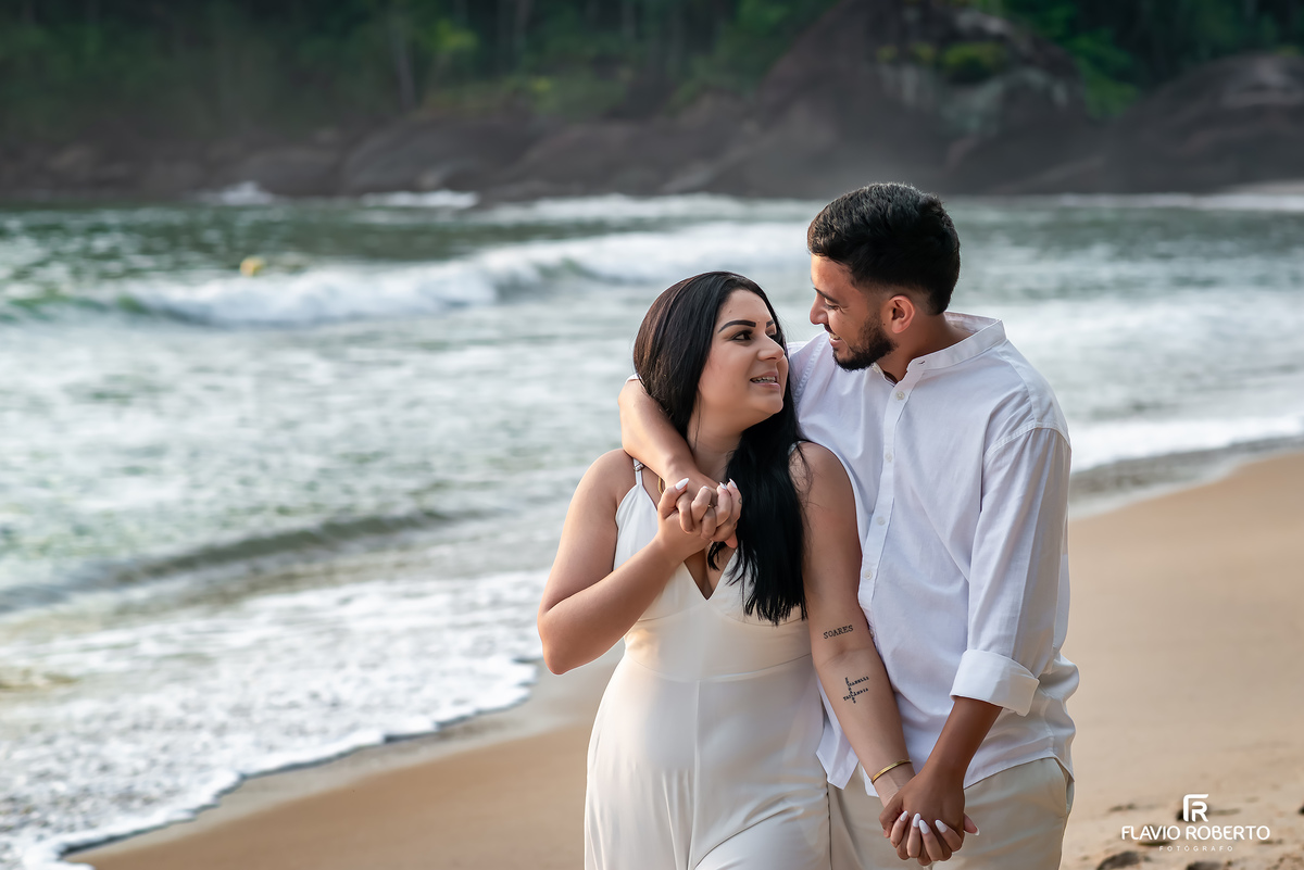Ensaio pré casamento em Ubatuba com casal abraçado na praia, fotos espontâneas e emoção real no litoral de São Paulo