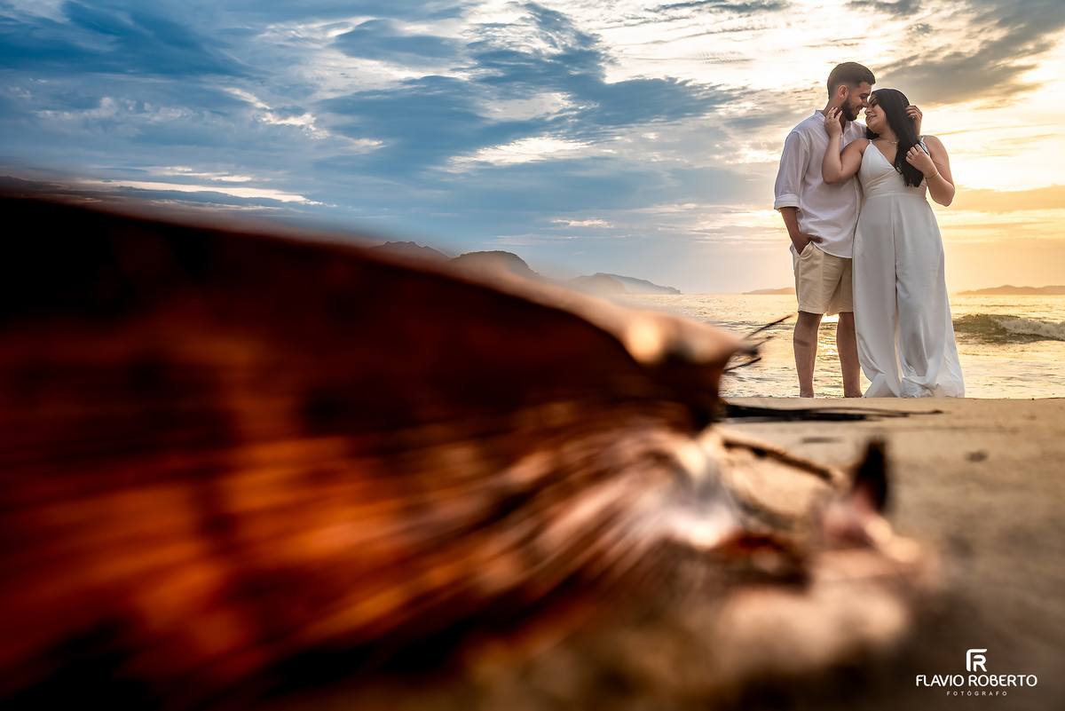 Ensaio pré casamento artístico na Praia de Ubatuba com composição criativa e casal em conexão espontânea