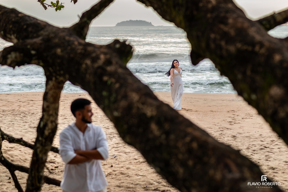 Ensaio pré wedding em Ubatuba com noiva caminhando na praia, fotos naturais e cheias de significado