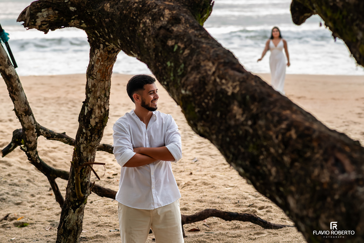 Ensaio pré casamento na Praia de Ubatuba com narrativa visual, conexão do casal e fotografia espontânea