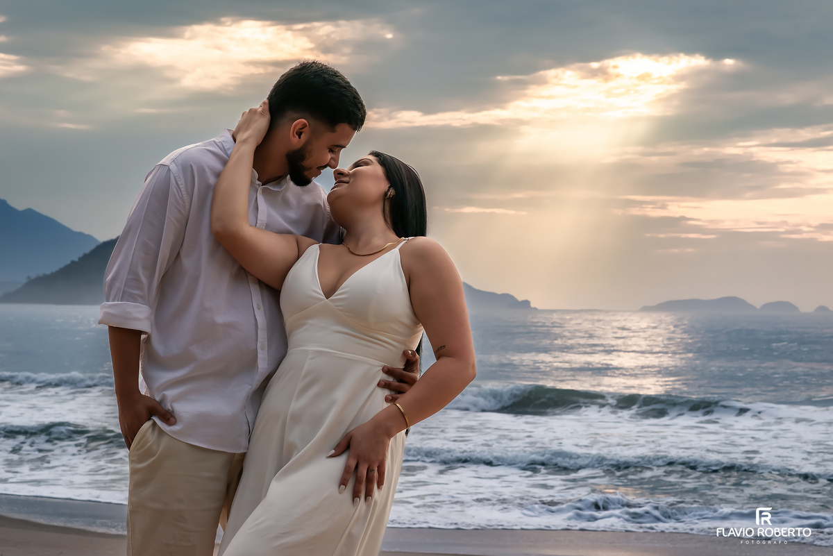 Ensaio pré casamento em Ubatuba ao amanhecer com casal se olhando à beira-mar, conexão real e emoção verdadeira