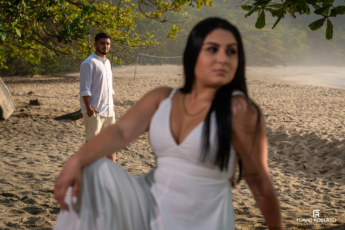 Ensaio pré wedding em Ubatuba ao nascer do sol com narrativa visual e conexão real do casal na praia