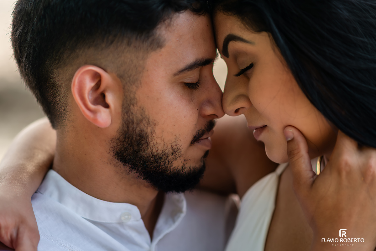 Ensaio pré wedding na Praia de Ubatuba ao amanhecer com close do casal, conexão verdadeira e intimidade