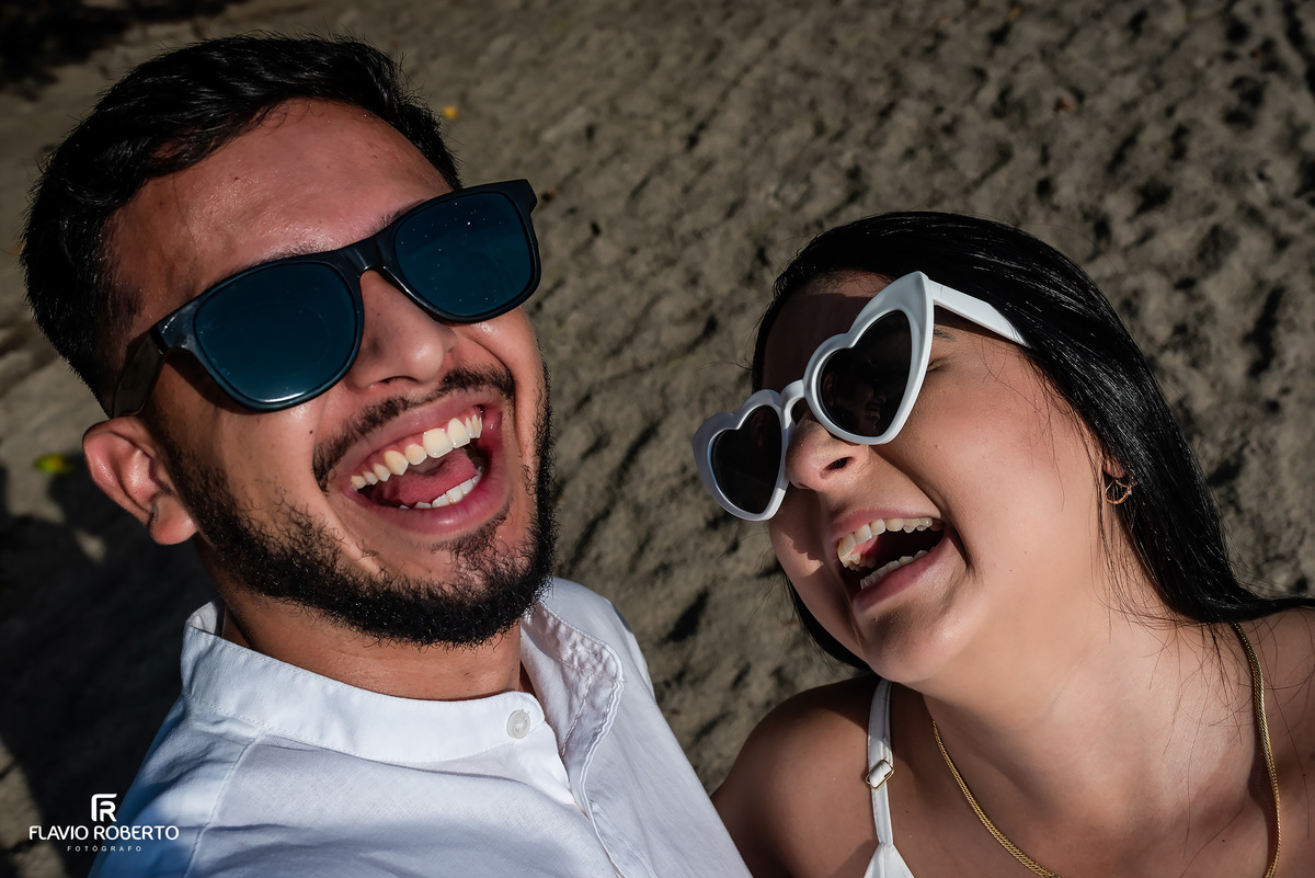 Ensaio pré wedding em Ubatuba ao nascer do sol com casal em interação espontânea, emoção real e leveza