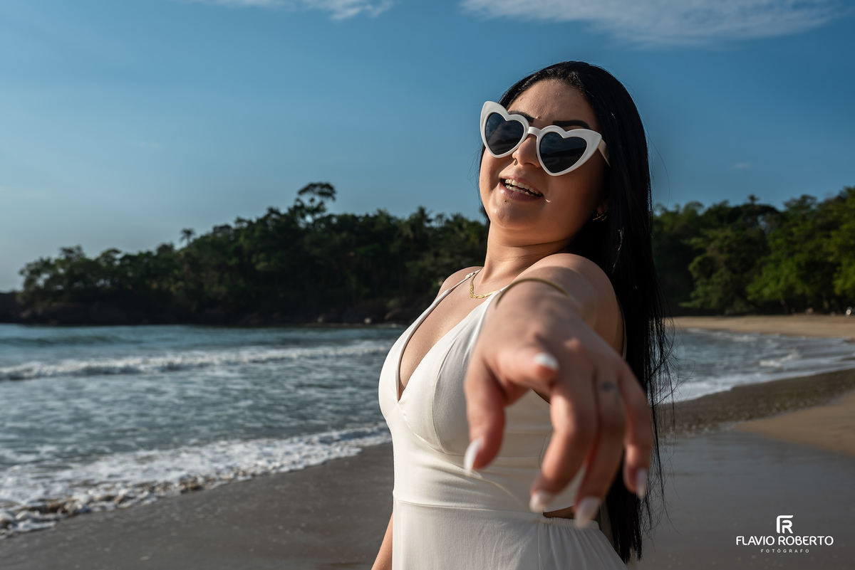 Ensaio pré casamento na Praia de Ubatuba ao nascer do sol com noiva em momento espontâneo, fotografia leve e natural à beira-mar