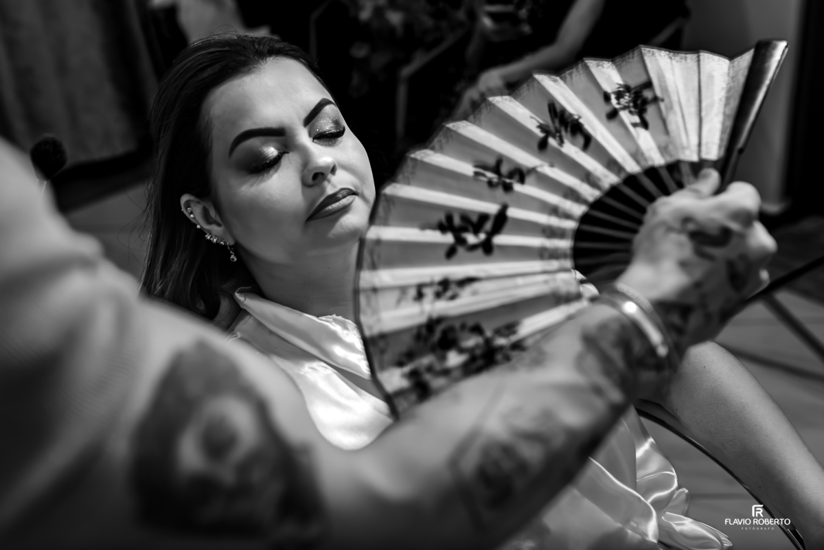 Making of da noiva com maquiagem e emoção antes do casamento em Cachoeira Paulista