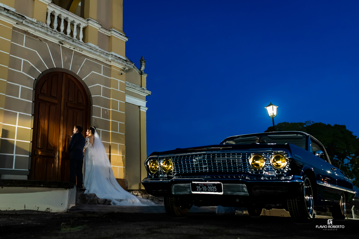 Noiva entrando na Igreja Santo Antônio de Cachoeira Paulista após a cerimônia de casamento
