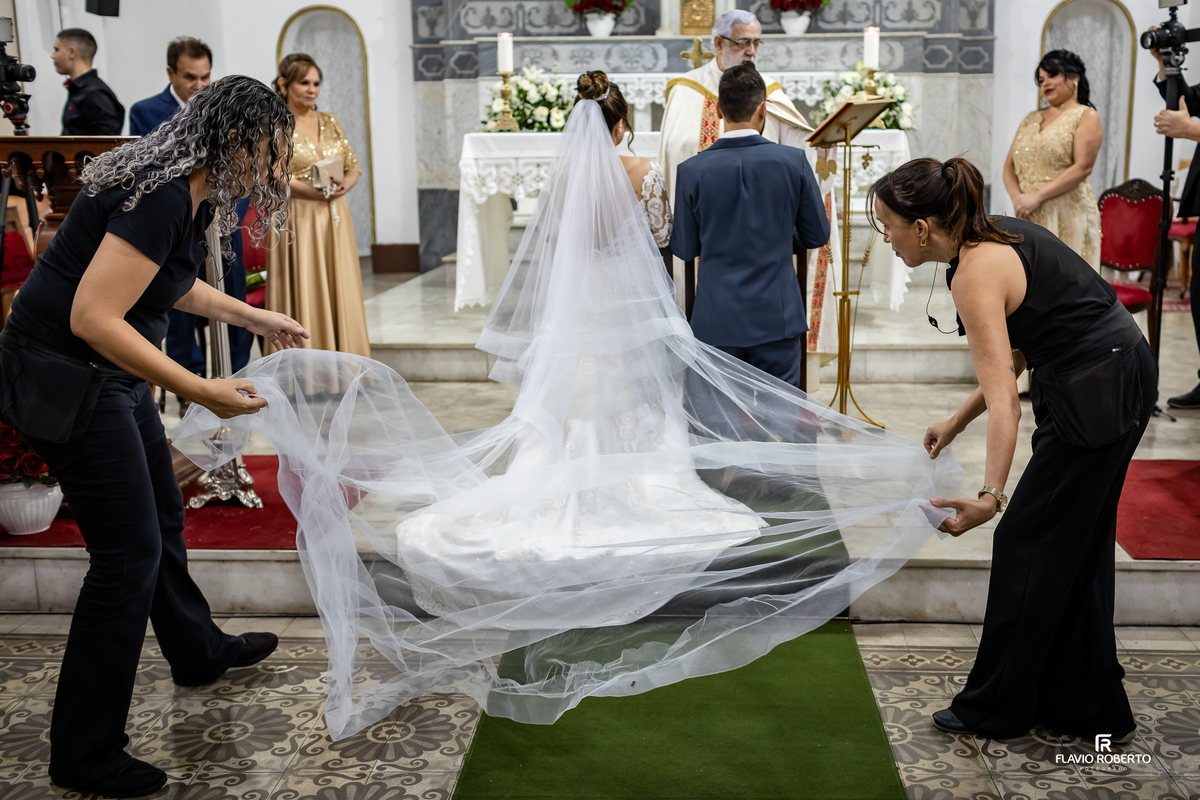Cerimônia de casamento na Igreja Santo Antônio de Cachoeira Paulista com véu da noiva em destaque