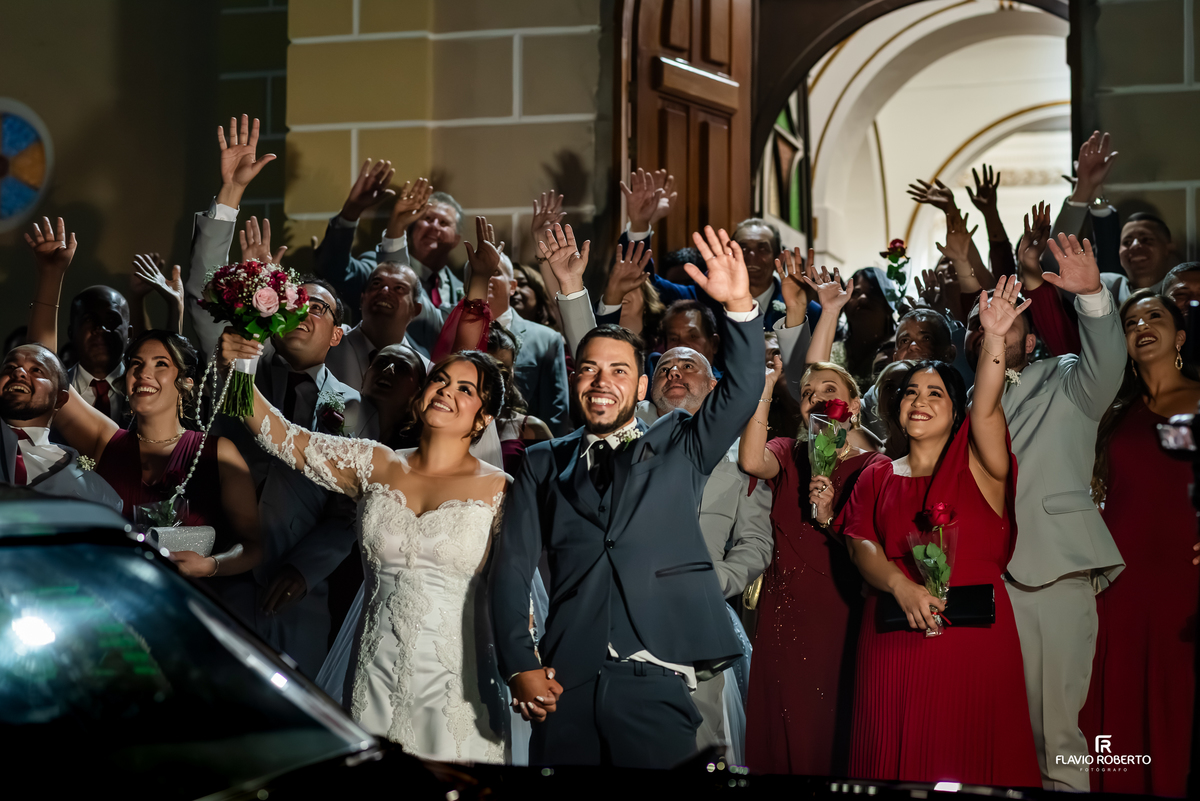 Saída dos noivos da Igreja Santo Antônio de Cachoeira Paulista com convidados celebrando