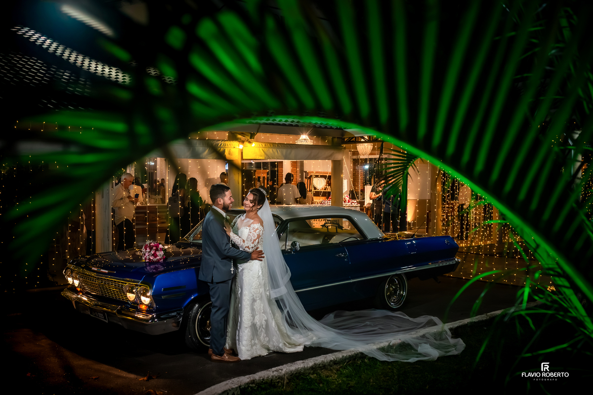 Retrato dos noivos à noite na Hípica Cachoeira Paulista com área verde iluminada