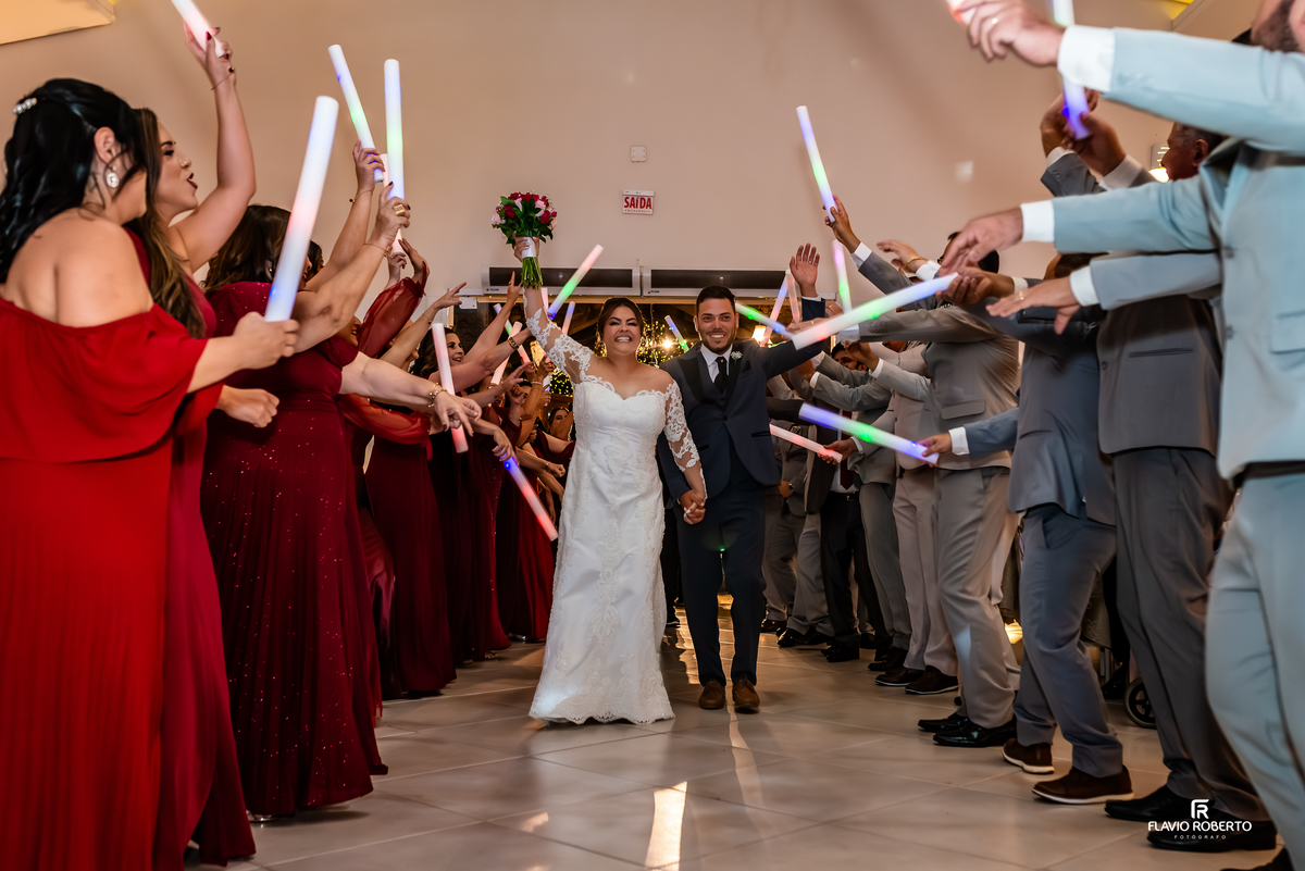 Entrada triunfal dos noivos na festa de casamento na Hípica Cachoeira Paulista com convidados celebrando