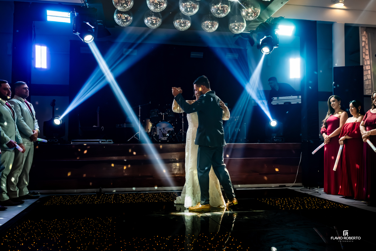 Primeira dança dos noivos na Hípica Cachoeira Paulista com iluminação cênica e pista espelhada