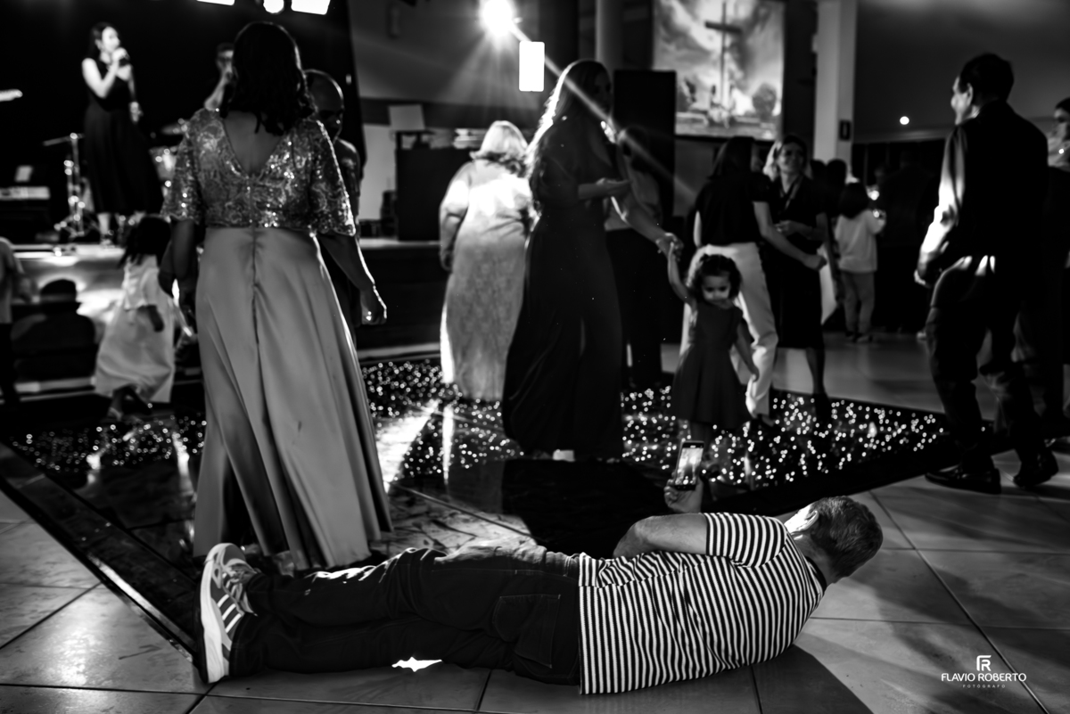 Registro artístico em preto e branco da pista de dança no casamento na Hípica Cachoeira Paulista