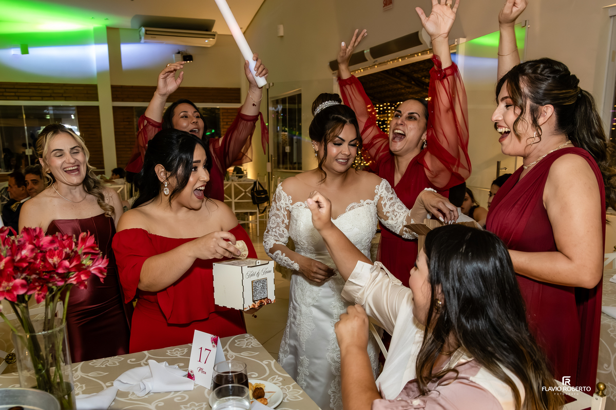 Convidados comemorando momentos emocionantes durante a festa de casamento na Hípica Cachoeira Paulista