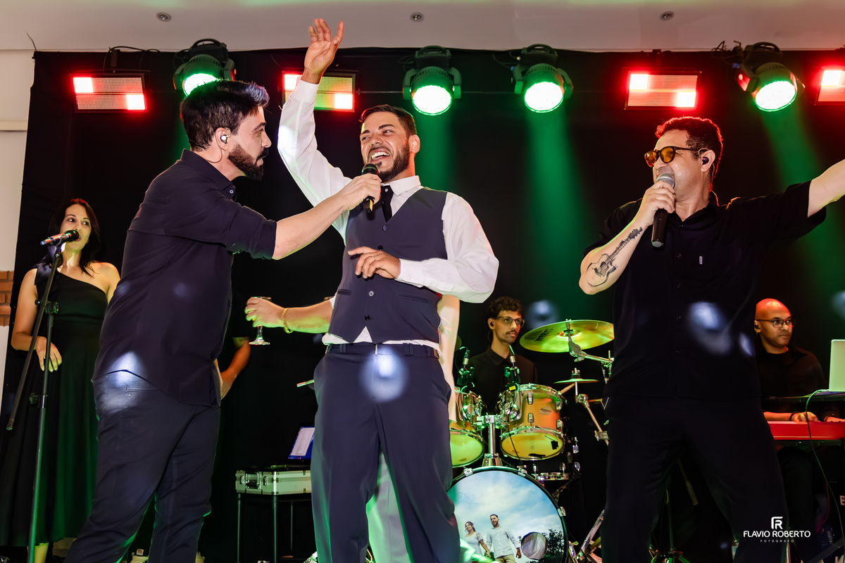 Noivo cantando no palco durante a festa de casamento na Hípica Cachoeira Paulista