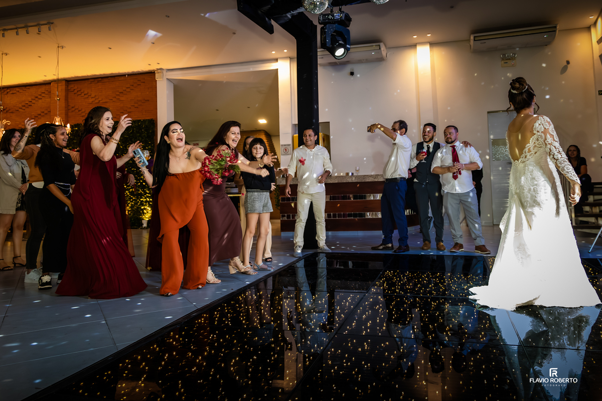 Momento da pista de dança com convidados animados no casamento na Hípica Cachoeira Paulista