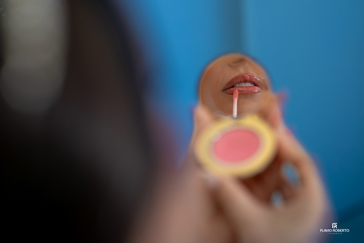 Detalhe do making of da noiva com maquiagem delicada para casamento íntimo em Guaratinguetá